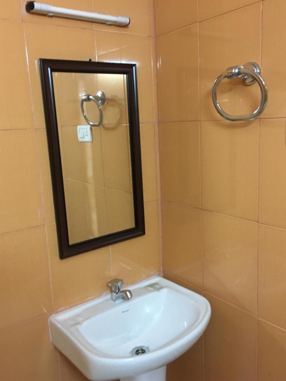 Sun Shine Hotel Ченай Екстериор снимка
